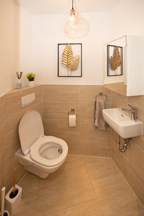 Rooftop Cozy Apartment Near Innerstadt With Ac Wina Bagian luar foto